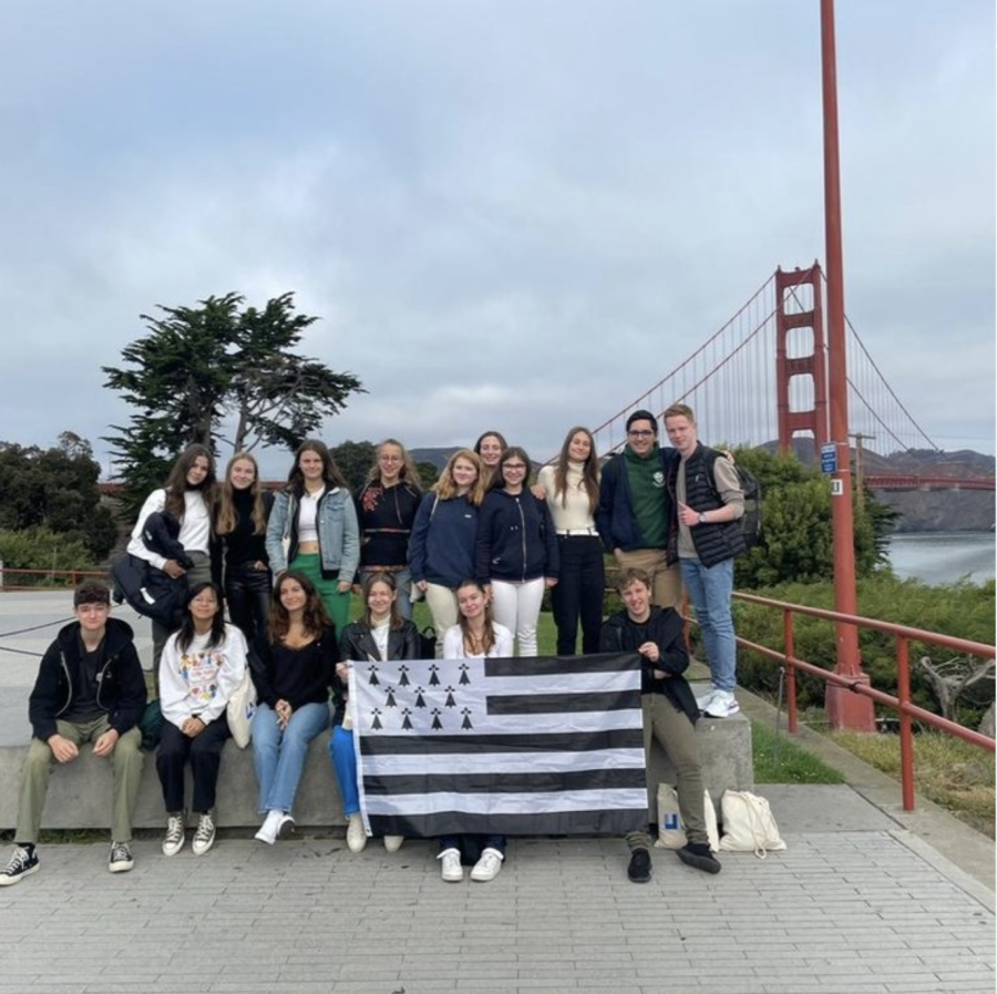 French+exchange+students+from+Lyc%C3%A9e+Saint+Anne+at+the+Golden+Gate+Bridge.+Photo+credit%3A+Urban+School.